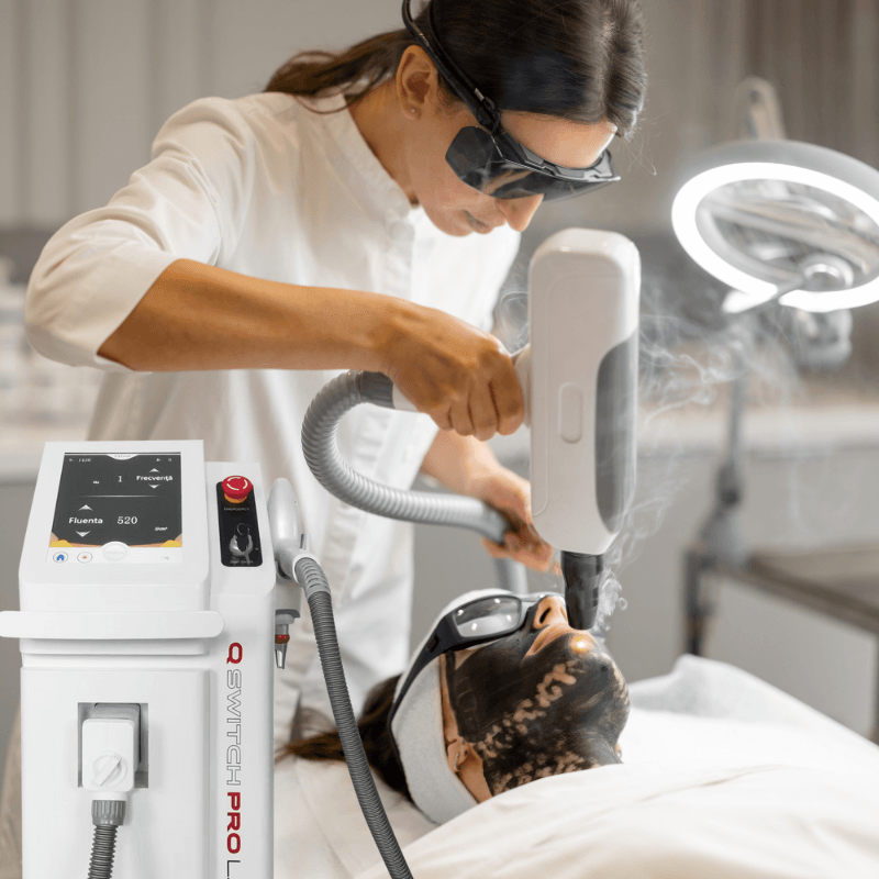 Procedură facială cu laser Q-Switch Pro pentru carbon peeling, curățare profundă, ten uniform și luminos în clinica estetică